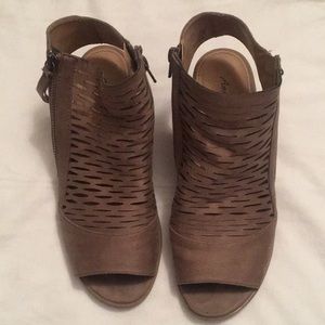 American Eagle peep-toe